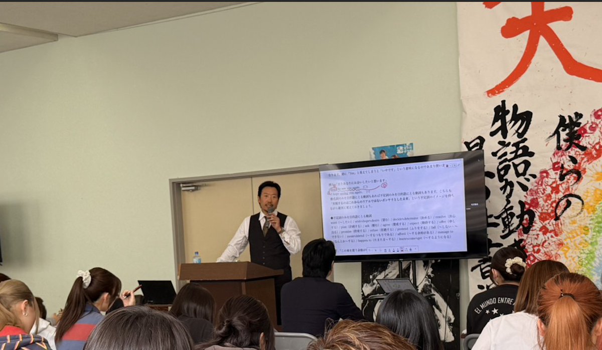 Taka_V_Terada's tweet photo. もののふ立志塾の松田貴盛先生からご縁をいただき、学校法人 宇都宮海星学園「星の杜 中学校・高等学校」にご挨拶に伺いました^ ^

新たな価値を創造し、社会に貢献する「チェンジメーカー」の育成というミッションを掲げ、本当に社会に出て必要とされる資質・能力の育成を目指している「星の杜」。

そのミッションや理念は素晴らしく、まさにエンタメ業界でゼロイチを続けてきた私の考え方や思い、姿勢が一致する点が多くありました。
小野田校長とお話しをしていると共感することだらけでございました。

お話しをした後、松田貴盛先生の英語の授業にも参加をさせていただきました。
25年ぶりくらいの英語の授業に頭をポリポリしながら、必死に昔の記憶の扉を開けながら頑張りました(^^;

松田先生の授業はとても革新的な内容で素晴らしかったです。
生徒のみなさんも一生懸命に授業を受けられていて、自由な校風の中に1本筋の通った真面目さを感じるような、とても素敵な雰囲気でした♪

エンタメやカルチャーの文脈で何か一緒にできるといいな〜^ ^

写真は、小野田校長、松田先生、小野田校長のご友人であるユーレカトーキョーの中村社長と撮らせていただきました。
3枚目は授業の風景…1列目で頭を絞るワタクシ(^^;

貴重な時間をありとうございました。
引き続きよろしくお願い申し上げます。