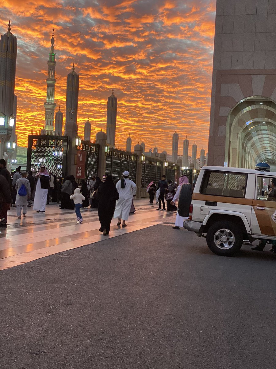 aseelswaid9's tweet photo. Sunset at the Prophet's Mosque, https://t.co/xoiFh0NQdl