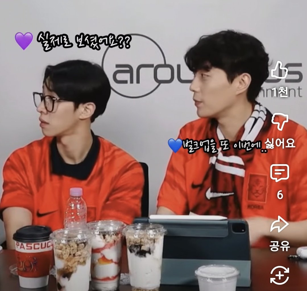 gwangddeon's tweet photo. 둘이서만 아는 얘기하기 
(굳이 자기들 둘을 손가락으로 가리키며) https://t.co/nbJ7uQGMVZ