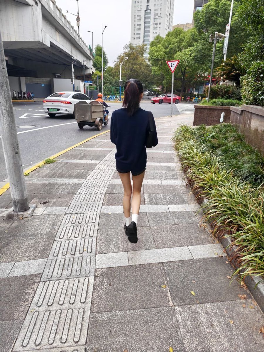 xcdd_sh's tweet photo. 清晨的邂逅-奈奈米

162cm   37kg    手臂+腿上纹身   

1300    P 
2300   PP   
①刷
3h
老早就看到新上的小姑娘 询问下来说要14号才开  看到频道的数据和照片也挺合胃口 这不得预约���头课尝尝鲜 

期待了好几天 早上跟我讲没睡好 有点想把我推迟 好在她还是撑住了 省的麻烦就让她浅浅画了个淡妆 其实这个时候心里已经有点打鼓

见面淡妆有点小惊艳 比想象中好看 比课表照也好看 课表脸有点大 但是现���脸小小的 扎了个高马尾很有活力的装扮 人瘦瘦的很苗条但也没有到排骨的程度 应该说匀称 颜值姣好 皮肤较白 但脸不属于可爱萝莉类型 偏一点点御 很耐看 有点小惊喜

两个人聊了许久 说话声音很好听 也很健谈 加分 
进入正餐 共浴完上床又聊了一会才开始 👄活不错 吮吸包裹感很舒服 69的时候能用力深喉 户型因今天没有让她刮 略有一点点黑 唇小粉嫩 舔舐反馈也到位
女上起手 较紧 屌感也不错 女上体力还可以不算小趴菜 胸小小的挺挺的手感非常好 贫乳的最爱 前后磨上下顶两个人交替了好几次 她实在没力气了遂更换到后入
由于腰细 屁屁也不是皮包骨 所以碰撞起来视觉和感官都很舒服 两只手抓住腰就是爆��� 值得一提的是她的呻吟声 真的非常好听
但是我是真的不适合在床上 比较喜欢在床下 那么问题来了 床比较矮又不太好发挥 是的我又没出

事后想想算了 两个人都饿了 遂带她出门去吃烤肉了 小姑娘烤肉技术不错  香得很

注：这个小姑娘淡妆绝对比全妆好看！！！强烈推荐淡妆！！！而且不要看有纹身 完全不是精妹
*照片经老师同意后拍摄*