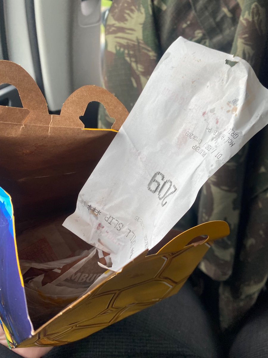 ThayaneRios's tweet photo. @McDonalds_BR corre aqui que tinha a comanda colada no Mac lanche que estava aberto dentro da caixa 😱 https://t.co/uWoShi60eO