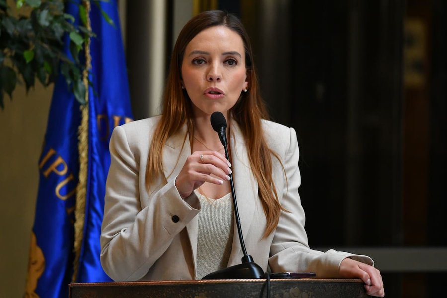 CapsulaInforma's tweet photo. Senadora Camila Flores acusa a su exmarido por filtración de fotos íntimas: ”Es increíble lo que el despecho puede lograr”. https://t.co/jtHDKVTQrp