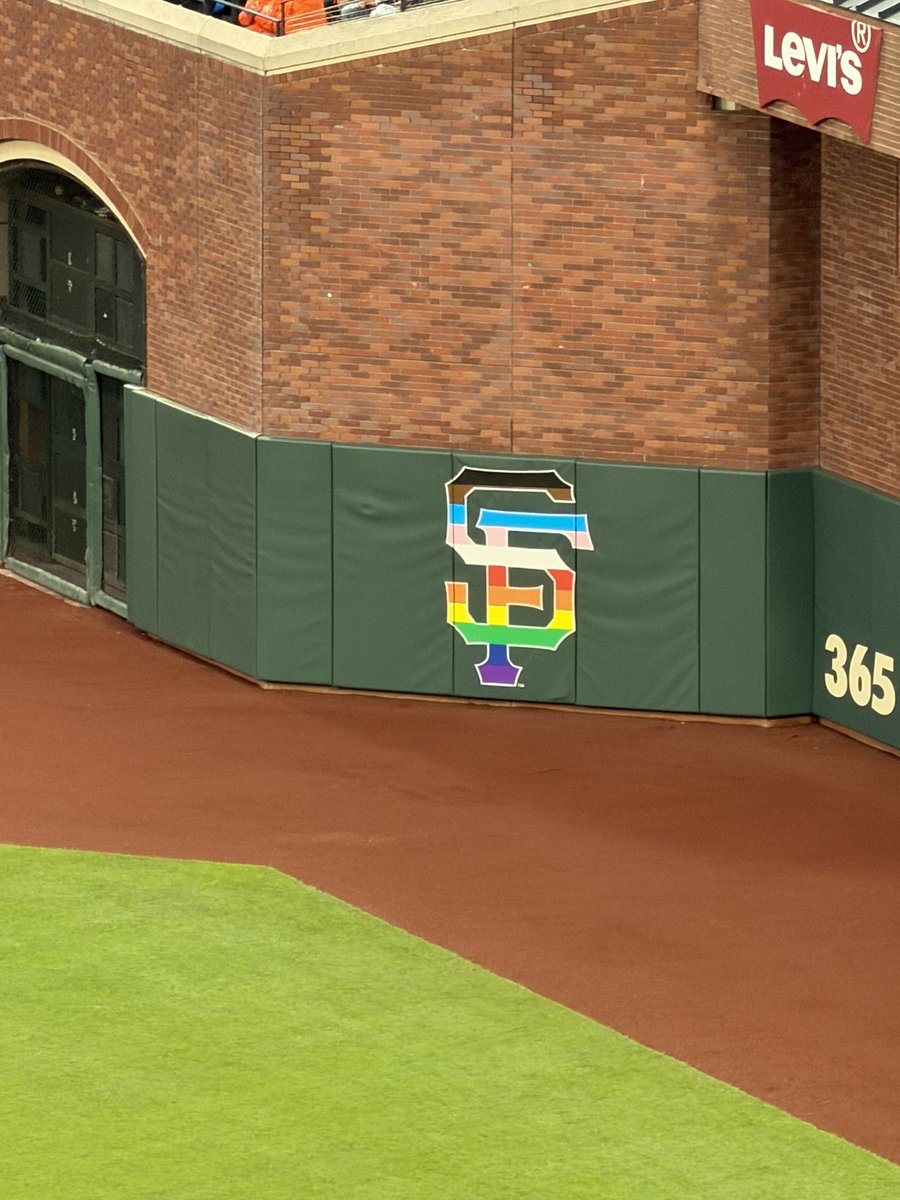 candlestickbark's tweet photo. We all love the Gay Giants https://t.co/IiDCiYFSUe