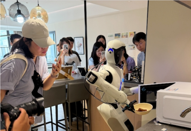 PDChinaHK's tweet photo. China's first general-purpose humanoid robot designed for household scenarios has been unveiled recently in Wuhan, C China's Hubei. Standing 1.67 m tall, the robot occupies less than one sqm and can independently complete seven subtasks, including heating food and washing dishes. https://t.co/aJqYpssI9c