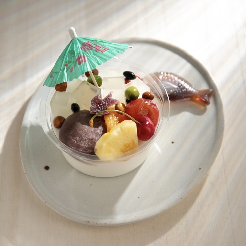 otome_kanazawa's tweet photo. 「Sun mi の傘」展の期間中、１階のプラザ樹さんでスペシャルデザートが登場！
甘味こしらえしおやさんのミルクあんみつは、6/12（金）、6/13（土）、6/16（火）。かし つづらのどら焼きとパイナップルとバニラの水羊羹は、6/17（水）、6/18（木）。予約可。持ち帰りの方は保冷バッグなどお持ち下さい https://t.co/ahszI74C63