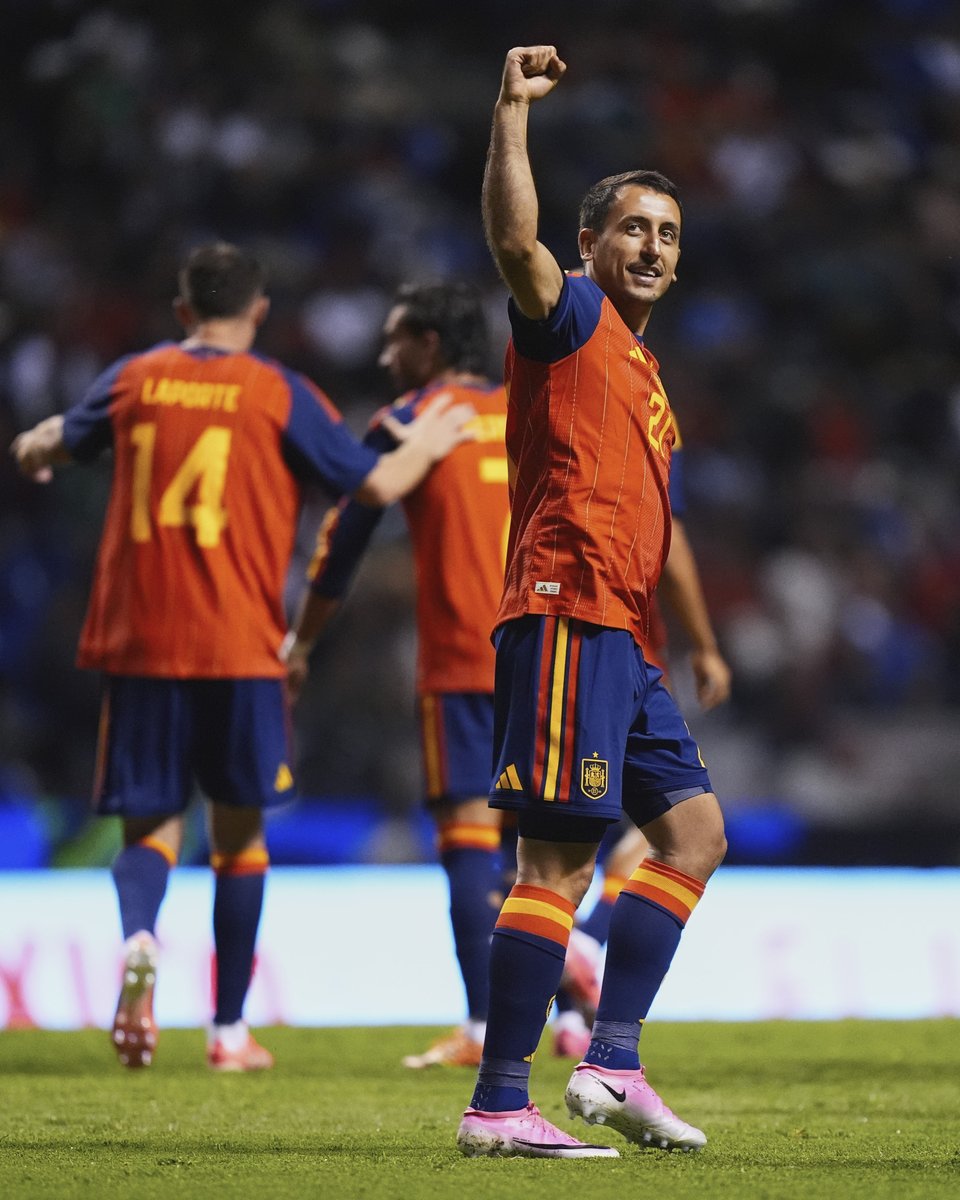 SEFutbol's tweet photo. 🥰 Eres 𝗠𝗨𝗬 𝗕𝗨𝗘𝗡𝗢, Mikel.

🇵🇪 🆚 🇪🇸 | 0-1 | 10'

#VamosEspaña | #CopaMundialFIFA https://t.co/tf1Cq21NZ6