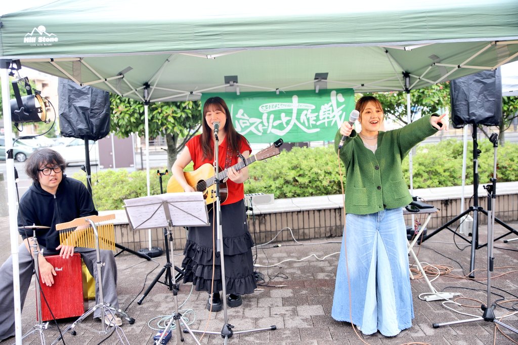 gomuzori's tweet photo. 26/6/8(月) 長町駅西口広場公園
｢第55回 #仙台ストリート大作戦 2026｣

🎤#Saya(東京/仙台出身)
    (🎸#渡邉華奈  🪘#hd)

東京から凱旋🗼 Sayaさん２ステージ🎵
今週末にBARTAKEでワンマン🐱
6/13(土)12:30~ ＠仙台 BARTAKE https://t.co/USni0VKmqj