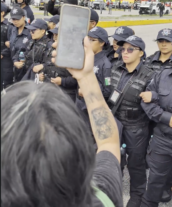JQmonarca's tweet photo. @Rene_Tovar @record_mexico Madres alcahuetas, Carlos Manzo urgió a las madres de familia a no hacerse de la vista gorda cuando sus hijos regresaban a casa con armas, drogas o artículos robados y a denunciar a sus hijos ante las autoridades antes de tener que llorar su muerte o su desaparición en el narco. https://t.co/jh59tVgvVV