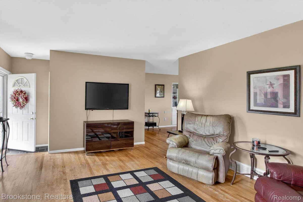 KimLunaRealtor's tweet photo. 🏡 PENDING | 📍 2732 Lacota Road, Waterford Charter Township, MI 48328-3123
💲 315,000 |  🛏  3 bed  🛁  3 bath  📐 1644 sq. ft.  | 0.37 acres

https://t.co/lYAWkGd1Ef https://t.co/q8oW2H9Iuy