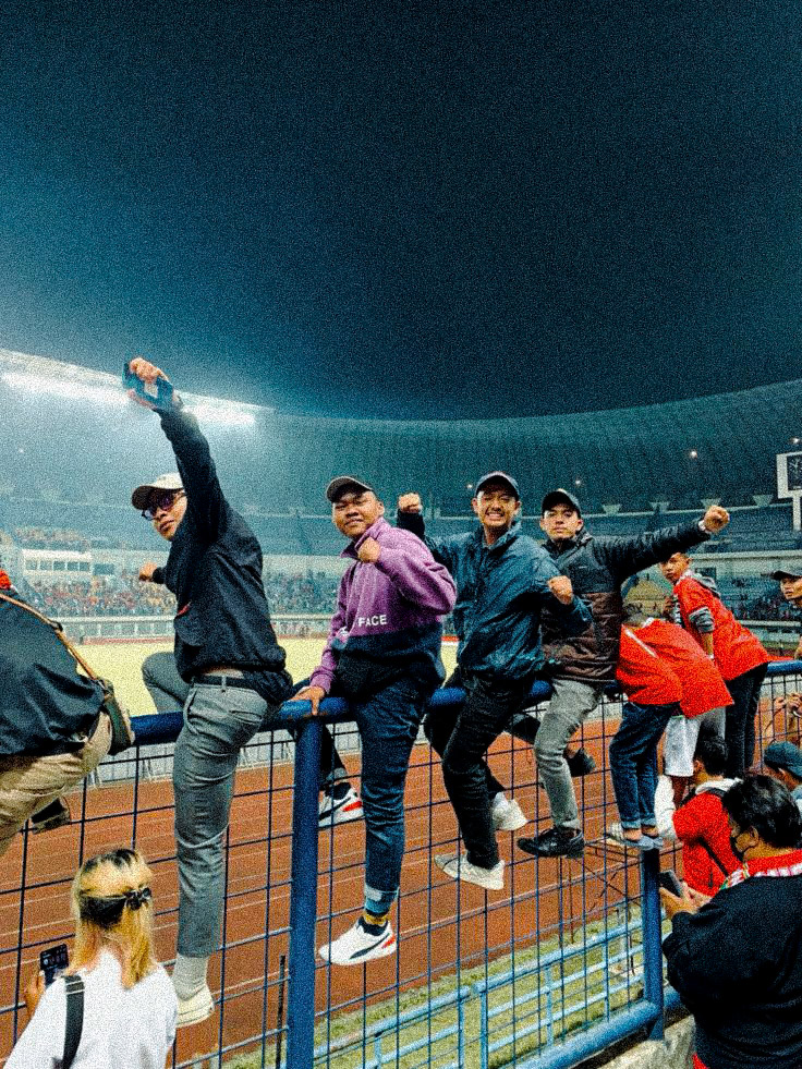 kusuumagusti's tweet photo. GBLA itu stadion kecil,Masalahnya, yang beli tiket bukan drone, bukan helikopter, dan bukan fotografer udara. Yang beli tiket itu manusia biasa yang berharap bisa melihat pertandingan dengan jelas. @persib https://t.co/i9H8ITqdHG