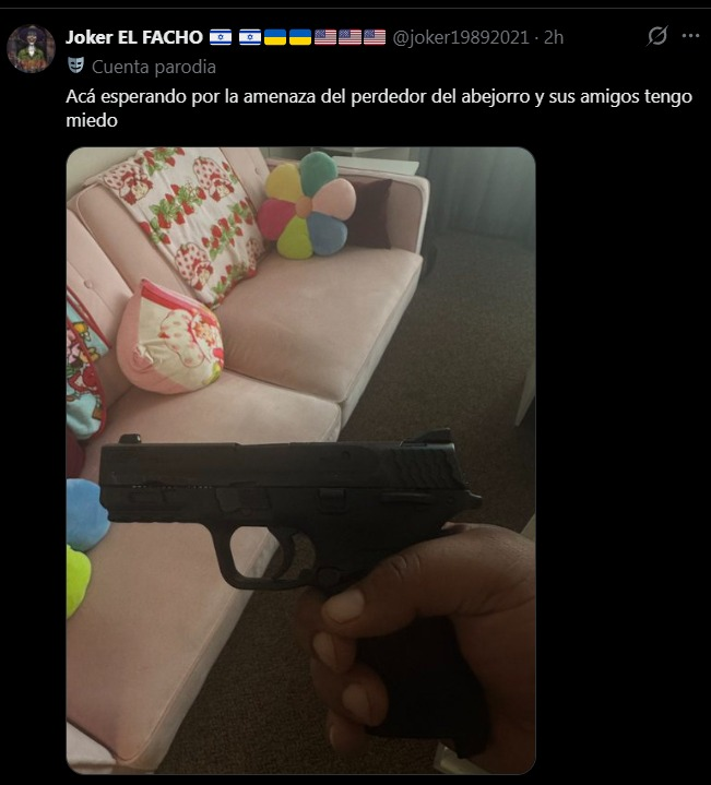 1De888's tweet photo. Hagamos unos pequeños análisis.

1ro. Miren las uñas, el señor de 46 años al parecer sufre de bastante ansiedad porque se come las uñas, tiene #LasUñasParra

2do. ¿Cómo pretendo meter susto, si subo las fotos de un arma de fuego, y de fondo esos colores pastel tan NoHeterosexuales? 

3ro. Muy linda la replica AAA, mas sin embargo (Si fuera real o no), me gustaría saber como una persona que vive en Knoxville TN , (Marlon Alexis Bello Castro) @joker19892021 @joker0479 ... ¿Va a ingresar un arma de fuego a Colombia?. 

4to. Yo no tengo la culpa de que en un space Ruben Reina alias #ElÑero haya dicho lo siguiente.

a. Que el señor compra amistades con giros, regalos, consolas o botellas de ese bebedizo Jack Daniels que es severo chirrinche (al menos traiga una de Chivas 18 años y le creo).

b. Que el señor todo lo que tiene se lo tumbo a la exque se levantó por TINDER (Dana Banks alias #LaNanaDelCondePatula), cuenta la leyenda que por poco la deja en la calle y en varios spaces dice que como la empresa aun tiene el nombre de él BELLO SOLUTIONS gana dinero son hacer nada.

Home Page:
https://t.co/dVbHkUgCke
https://t.co/N6Sf4ESYge

c. Y lo mas PAILA ... que el señor Marlon Alexis, estuvo INTERNADO en un psiquiátrico porque había intentado desvivirse, al parecer se colgó con una media velada de la señora y por eso fallo.

d. Adjunto audio en donde alias #ElNero me cuenta unas costas mas, como que el señor #PayasoTiste le pido la base de datos de #TraskInk y otras cositas mas.

Todo esto paso en un space de @Pecheloko 

Marlon Alexsis lleva mas de 1 año qliao porque RUBEN REINA jamás ha dicho que lo que dijo en ese space del flatulento de los 200KG de Knoxille fuera mentira.

Tanto así (audio adjunto) que cuando emiliosky le pregunto por el tema, se hizo chichi y salió corriendo.

Marlon Alexis Castro Bello (se cree un JOKER pero es nada mas un #PayasoTriste) ... Ha caído tan bajo, pero tan bajo, de llegar a intercambiar mensajes con @Urisisbenizadi (paraco de izquierda) Adjunto captura del WhatsApp con alias #CabezaDeDaro) y hijo de Vilodardo Alonso.

Quien dude de la autenticidad del chat, no hay problema, me envían un DM y les pongo el fuente vía WeTransfer.

Y hay dizque "abogados" como @mercersoze @andreamardelmar que le permiten en todos los spaces que cometa toda clase de injurias y calumnias, sin ninguna pruebas a cambio que demuestre las babosadas que dice.

De razón hay tanto abogado que va con el Tigre... La ética no tiene nada que ver con el derecho.

@Sir_Jaba85 @labrujavolando @vahiaa @Alexand0816 @Ex_comvicta @Vaia84 @ibm1955 @EternityInfi @M_AaronZ @_labrujamalvada @6JotaKa6 @MonisAtenea @Deom1969 @_YulianMoreno_ @JWGarcia2 @postguerra2 @Mitocondrio2791 @activista79 @aljandro_enriq2 @jmmendozabd @PrincipeGrisNM @AdriHin1973 @Dudamcol1 @damiangarrexc @delminutodedios @damianmiado @LUIS9083 @JuegaGonzalez @ByViral24 @CharlieSaanches @ElProfeOscar2 @KlausVonRecht @dolaretes_cash @RolitoEnArmenia @r3ntas @Tolkyenlitigio @LaGonzalez90
