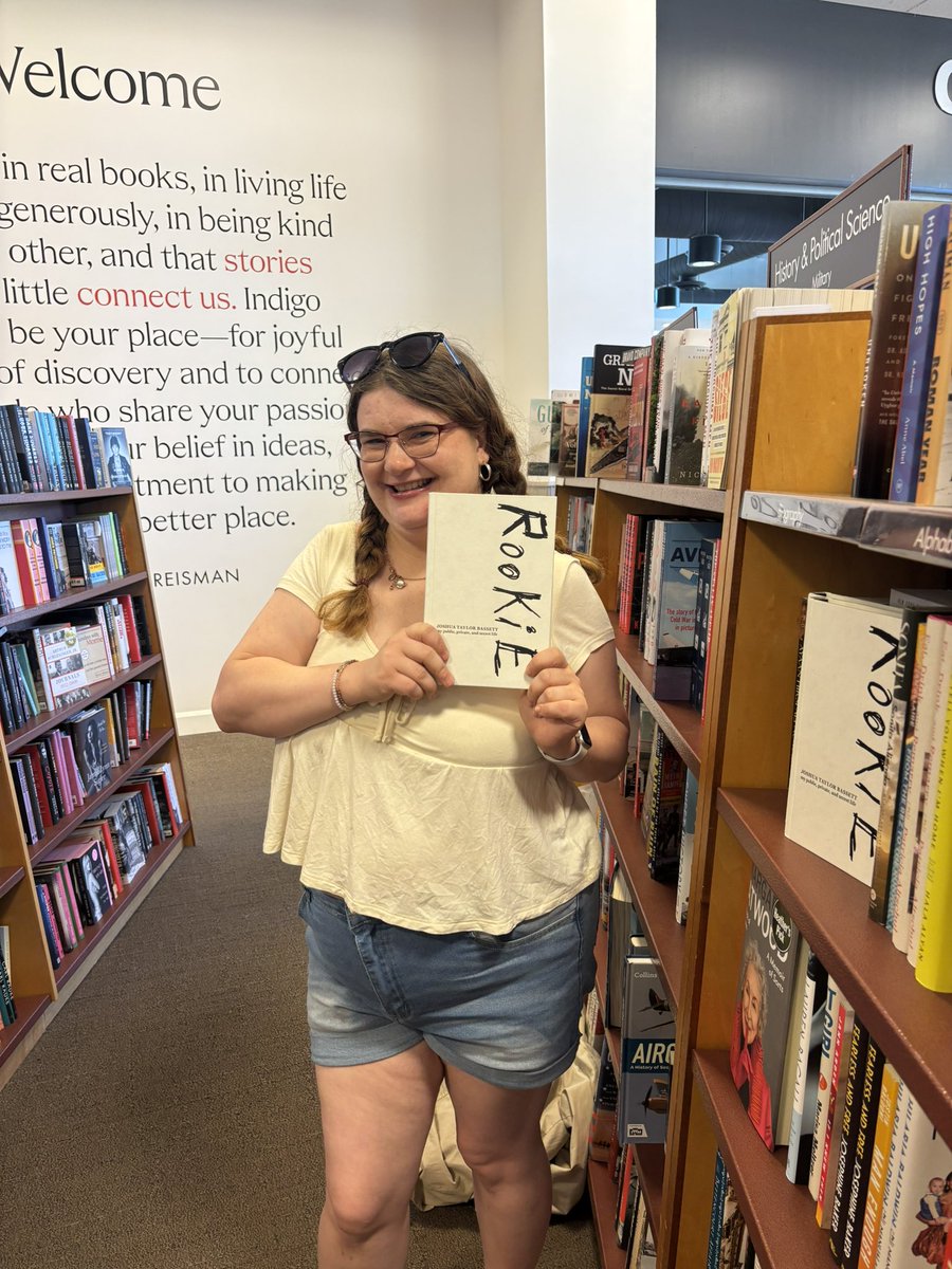 ChantillyMarie_'s tweet photo. just me in my favourite place 📚 https://t.co/jw2fODo0fY