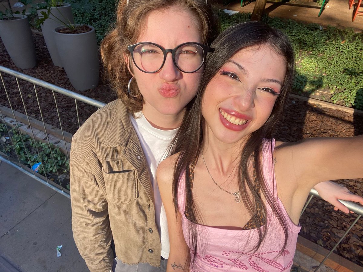 41arch1v3's tweet photo. juro por deus postei uma foto eu e minha amiga sapatao com uma bandeira gay e um bofe conseguiu achar coisa p comentar elogiando meu oculos. tipo mano é só um oculos? https://t.co/bJGK2hqSCt