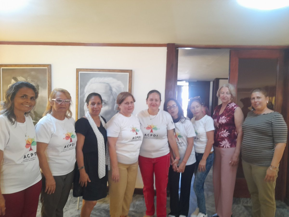 Yudelki33552714's tweet photo. Disfrutamos hoy del 3er aniversario de @ACPDICuba, del reconocimiento a cada miembro, porque sus pasos y esfuerzo merecen ser vistos y aplaudidos, también se realizó la entrega de carné a los nuevos integrantes que se suman a esta gran familia.
#EligeIncluir 
#HolguínSí https://t.co/XnPzE3NNzg