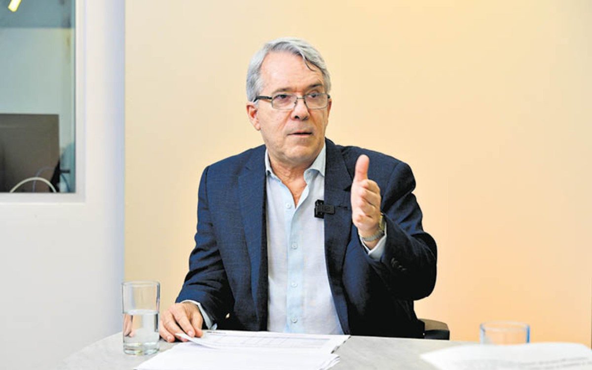peru21noticias's tweet photo. 📣 Alfredo Torres: "En la mayor parte de los escenarios gana Keiko Fujimori, pero ajustado"
➡️ El presidente ejecutivo de Ipsos Perú señaló que el estrecho margen entre los candidatos, las actas observadas y el voto pendiente del extranjero impiden declarar un ganador de la segunda vuelta.

https://t.co/VG3REieqY5
