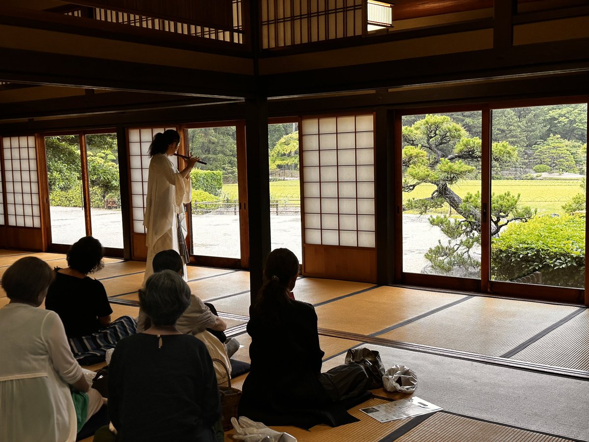 SKSHINOBUE's tweet photo. 📓岡山後楽園《情景の奏で》

八年ぶりの岡山県での演奏会。

後楽園は鶴鳴館でのコンサート《情景の奏で》は梅雨らしい雨。

舞台の背景に広がる後楽園の広大な庭は、降り止まぬ雨に彩られ、艶めく緑や茅葺き屋根から滴る雫に、この上なく梅雨の季節を感じる舞台でした。

曲もその景色に寄せて、雨の美しさに寄せた曲をお届け🌿

岡山で活動されている「和太鼓＊笑」の栗元百恵さんチーム御協力のもと、素敵な時間を過ごすことができました。

心より、感謝申し上げます。

雨の中、初めてお越しくださった皆様や、関東や九州からも遠路遥々お越しくださった皆様も…

ありがとうございました✨

#岡山後楽園
#和太鼓笑
#篠笛
#佐藤和哉