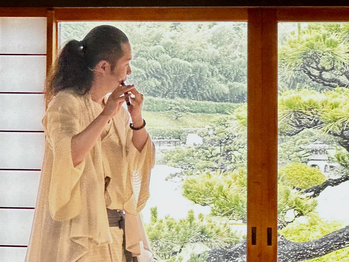 SKSHINOBUE's tweet photo. 📓岡山後楽園《情景の奏で》

八年ぶりの岡山県での演奏会。

後楽園は鶴鳴館でのコンサート《情景の奏で》は梅雨らしい雨。

舞台の背景に広がる後楽園の広大な庭は、降り止まぬ雨に彩られ、艶めく緑や茅葺き屋根から滴る雫に、この上なく梅雨の季節を感じる舞台でした。

曲もその景色に寄せて、雨の美しさに寄せた曲をお届け🌿

岡山で活動されている「和太鼓＊笑」の栗元百恵さんチーム御協力のもと、素敵な時間を過ごすことができました。

心より、感謝申し上げます。

雨の中、初めてお越しくださった皆様や、関東や九州からも遠路遥々お越しくださった皆様も…

ありがとうございました✨

#岡山後楽園
#和太鼓笑
#篠笛
#佐藤和哉
