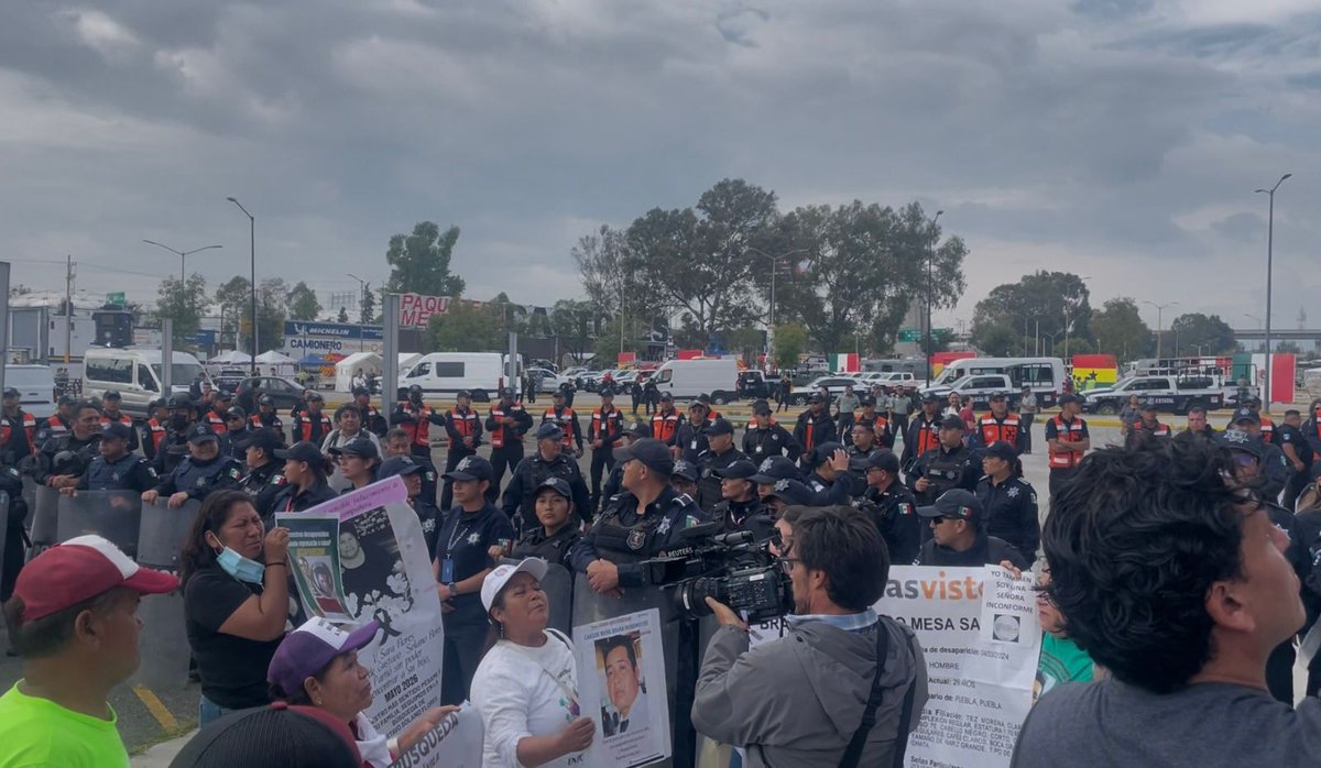 JaimeComunidad3's tweet photo. Este son los videos en donde se ve a policías de la @SSPGobPue y del gobierno de @armentapuebla_ encapsular a familias y mamás buscadoras de @VozdelosDesapa

En ese momento, no había ningún representante de @CDHPuebla, pero acá están algunas imágenes para que hagan lo pertinente https://t.co/r8YclmZp5G