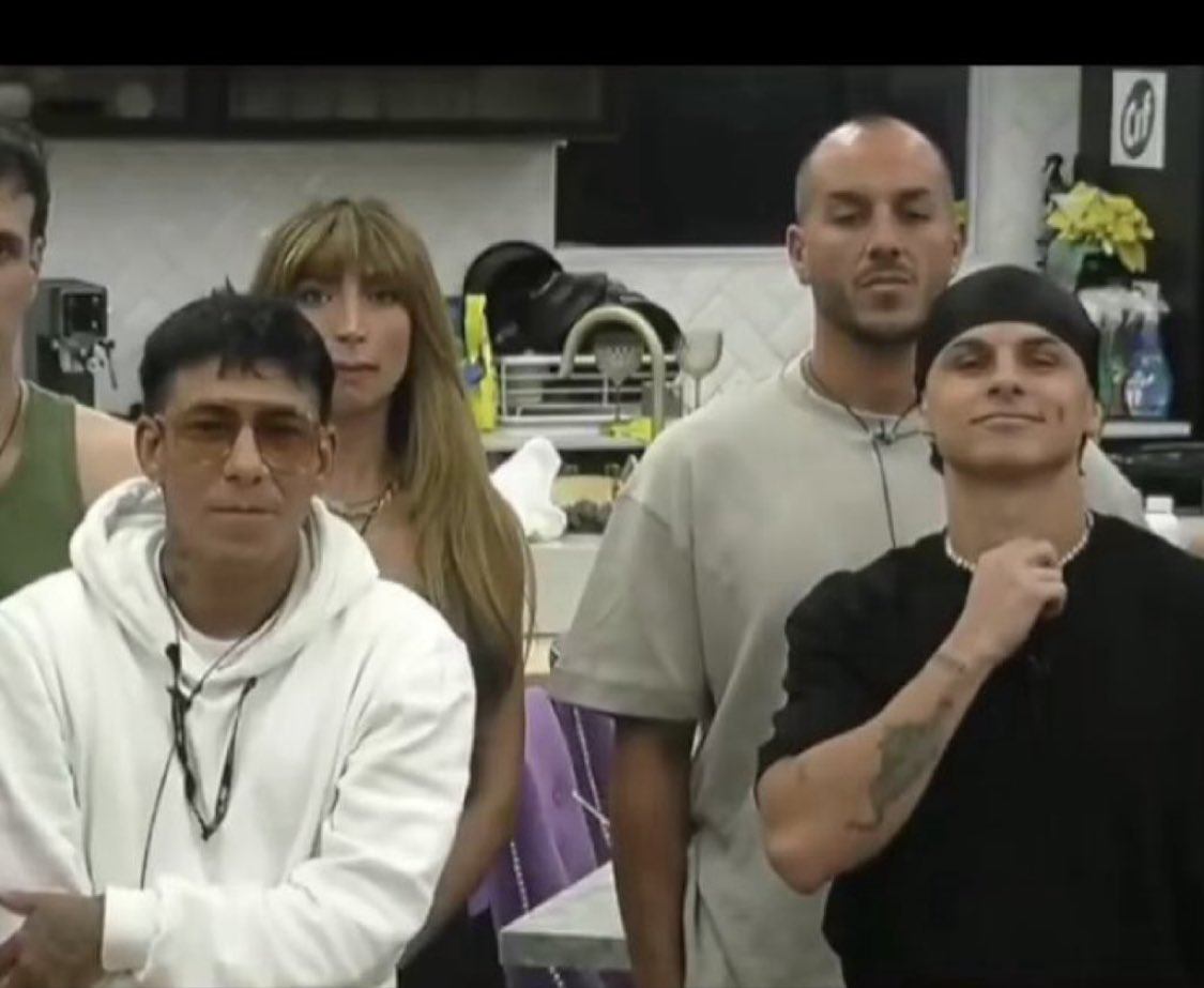 tyw_01's tweet photo. @PtcRecargado Quedo ZuninO. Festeja Emanuel.
Y Sol,…….

#GranHermano https://t.co/g1LvR8VrqS