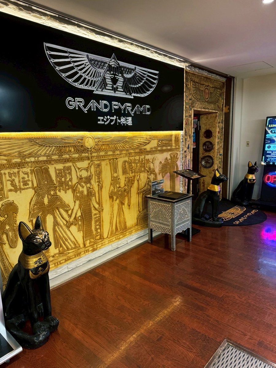 Grand_Pyramid's tweet photo. お腹が今、こんな質問をしています…

🍔 ハンバーガー？
🍜 ラーメン？
🥪 サンドイッチ？

それとも…

🇪🇬 今日はエジプトにしてみませんか？

いつものランチを抜け出して、
本格エジプト料理、伝統の味、新鮮なサラダ、手作りスープ、デザートが楽しめるランチビュッフェへ。

🍽️ 120分食べ放題
💰 平日限定 ¥2,500

📍 グランドピラミッ