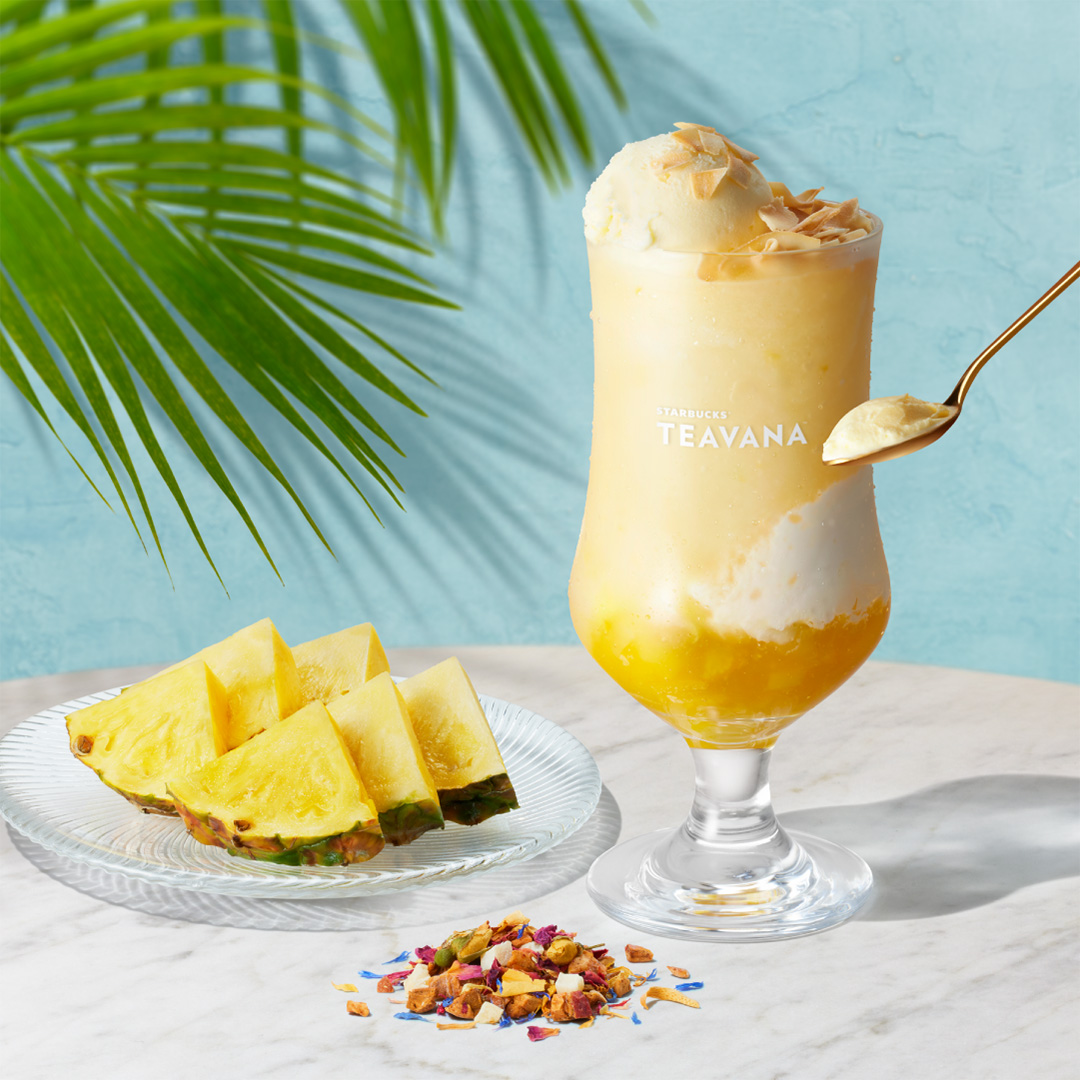 StarbucksStoreJ's tweet photo. 【🍍STARBUCKS® Tea & Café🌴】
🎊6/17 (水)より、初夏にぴったりの新商品が登場🌻

自然豊かな南国ハワイの島々からインスパイアされた茶葉「パイナップル コナ ポップ」を使った今だけの味わい。

あなたはどちらを試してみたいですか？☺️

🥥「#パインandココナッツフローズンティーフロート」
みずみずしいパイナップルの果実感となめらかなココナッツクリーム。
アイスクリームを乗せると、パフェのような満足感のあるトロピカルな一杯に🍨

🍍「#クラフトアイスティーパイナップルコナポップ」
トロピカルなパイナップルの風味とボタニカルな華やかさを感じられる、香り豊かなクラフトアイスティー。
茶葉の味わいをしっかりお楽しみいただけます。

🍎「#パイナップルコナポップ」
甘酸っぱいパイナップルの風味と、やさしい甘さのアップルに、バラやマリーゴールドを加えた、華やかで香り豊かな茶葉。

ぜひご自宅で南国気分を味わってみてはいかがでしょうか🏝️