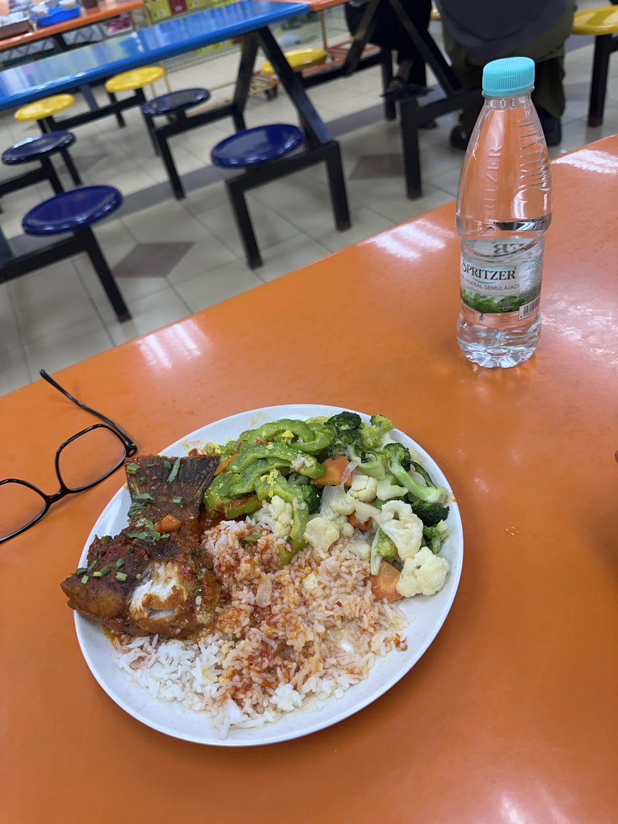 thelarats's tweet photo. Mantap total 20rm. Mungkin ikan dengan air mineral tu mahal kot. Kalau Evian mau 30rm pegi dia. Makcik sebelum aku tadi kena 21rm, ikan jugak tapi ikan biasa je bkn ikan mcm aku ni. Ini semua salah selat hormuz https://t.co/O9OCiLkrL4