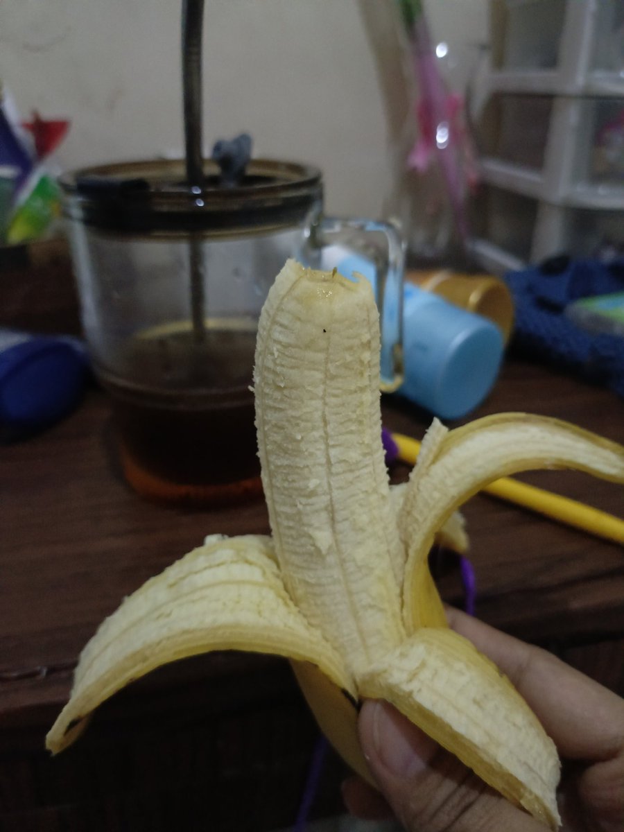 silverlinins's tweet photo. belajar makan pisang buah (yg ga diolah apa2) krn gwe butuhh makan buah tiap hari 😟 https://t.co/VhbOvqlFLu