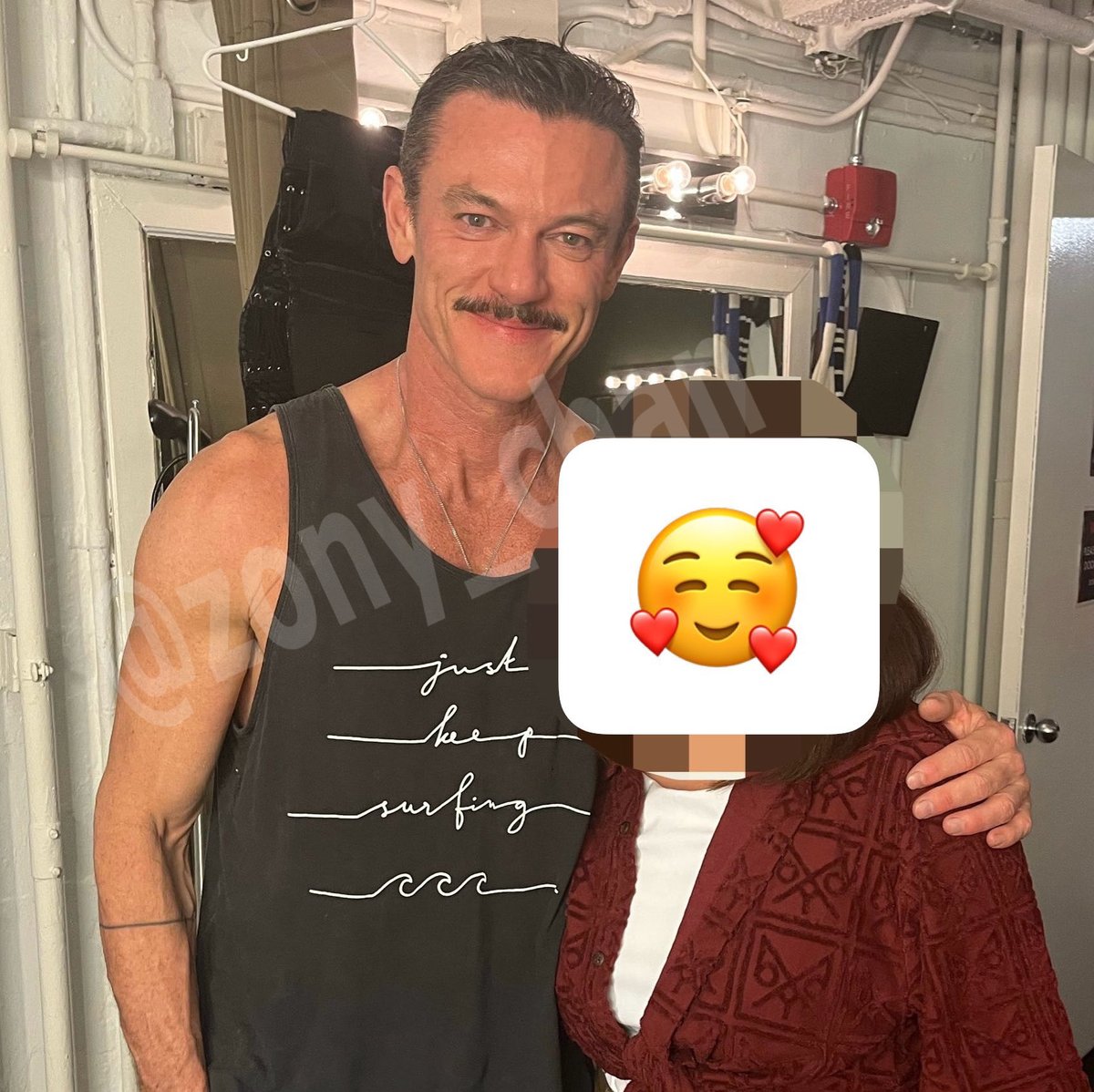zony_chan's tweet photo. Thank you so so so much dearest @TheRealLukevans for everything in NY! 🥹🙏 I’m so overwhelmed by your kindness💘 So proud of being Luketeer & never forget to have witnessed your amazing Dr. Frank-N-Furter! xxx 🛸💋👏 #lukeevans #thereallukeevans #happyluketeer https://t.co/ikYBNp6Osi