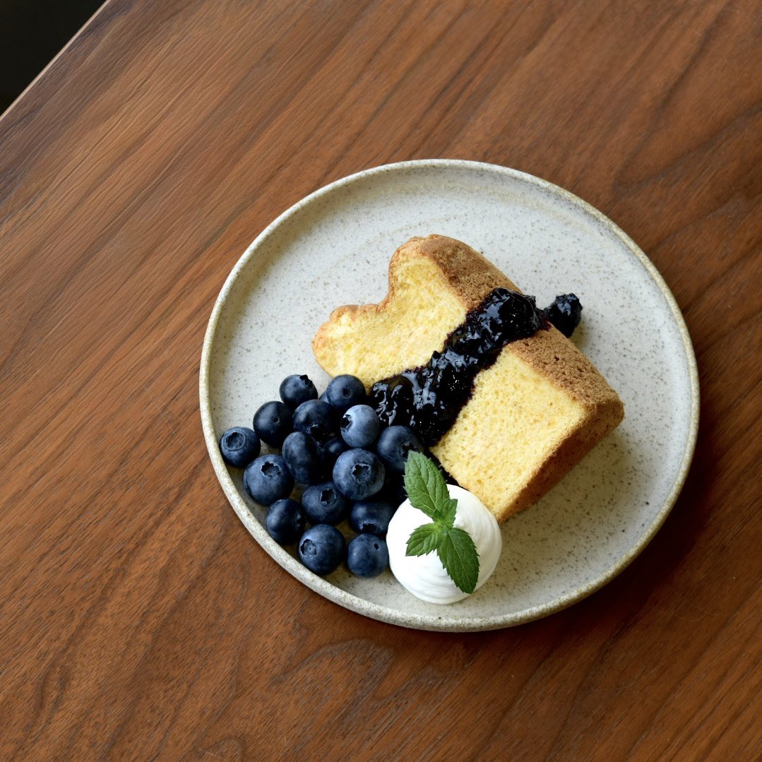 8Memoire's tweet photo. 採れたてブルーベリーを
沢山食べたい方へ🫐

●採れたて生ブルーベリー
●生クリーム
●自家製ブルーベリーソース

【平日限定】で、お好みのお菓子に
ブルーベリートッピングを
追加可能にしました🍰

この時期だけの美味しいブルーベリー、
是非お召し上がり下さい。 https://t.co/zbzSP4vEnl