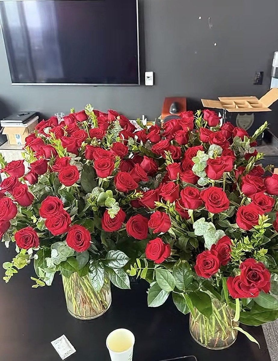 TSwiftNZ's tweet photo. 🌹 | Taylor sent MCA Nashville roses celebrating being the first female to close out the reporting panel on impact in CA/MB/R&amp;R history with “I Knew It, I Knew You”!

"Country Radio. Man, it's been a while! THANK YOU for making history with me - To infinity and beyond! LOVE YOU!" https://t.co/5FsJV4FLi0
