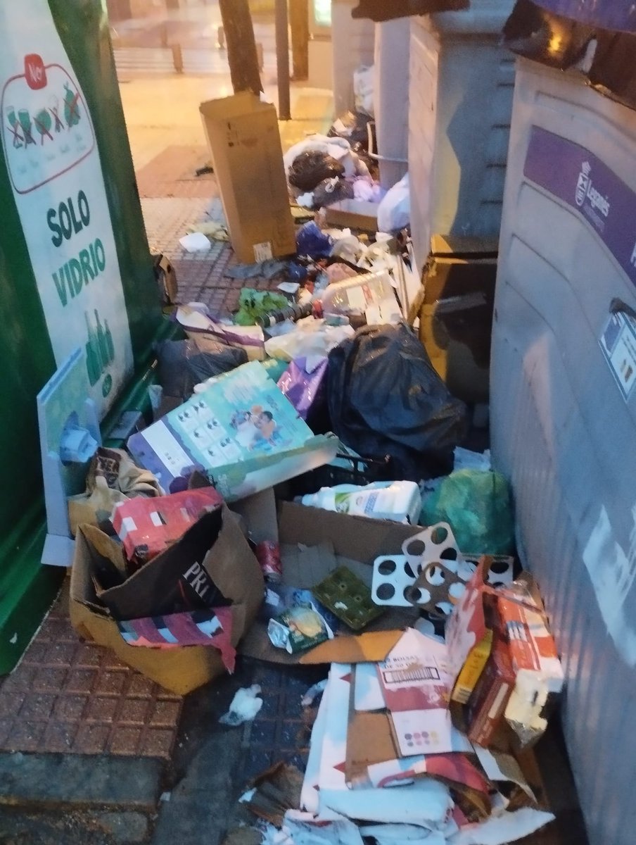 BuhoSusurrador's tweet photo. @apvlafortuna @vbonetatienza @AytoLeganes @flav_leganes @AVBarrioCentro @AVSanni1 @AVVLNORTE @marecuencopp Hay que empezar a salir a la calle con el coche y la megafonía denunciando el abandono que recibe Leganés. El gobierno del PP y Uleg con sus políticas de derechas tienen las urgencias cerradas, ratas, suciedad y ahora olores nausebundos al acercarte a los contenedores https://t.co/VnlRE8yel1