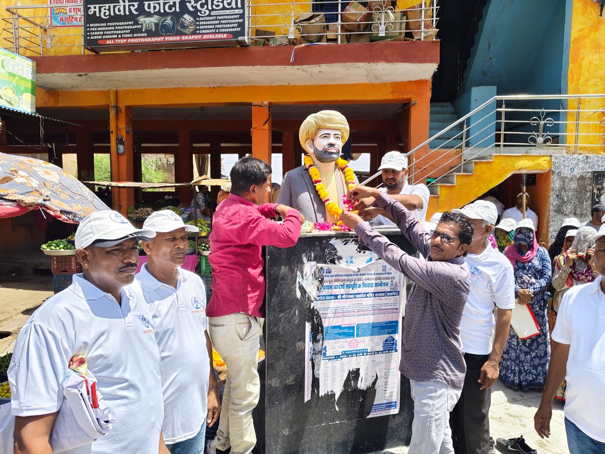 NP_Sarwar's tweet photo. विश्व पर्यावरण दिवस के उपलक्ष्य में पालिका सरवाड़ द्वारा महात्मा ज्योतिबा फुले व गांधी चौक पर सफाई करवाकर माल्यार्पण किया गया 🌱♻️
@SwachhBharatGov 
@PMU_SBM_RAJ 
@SmdsbmU 
@MoHUA_India 
@LSG_Rajasthan https://t.co/kiH4pGoql8