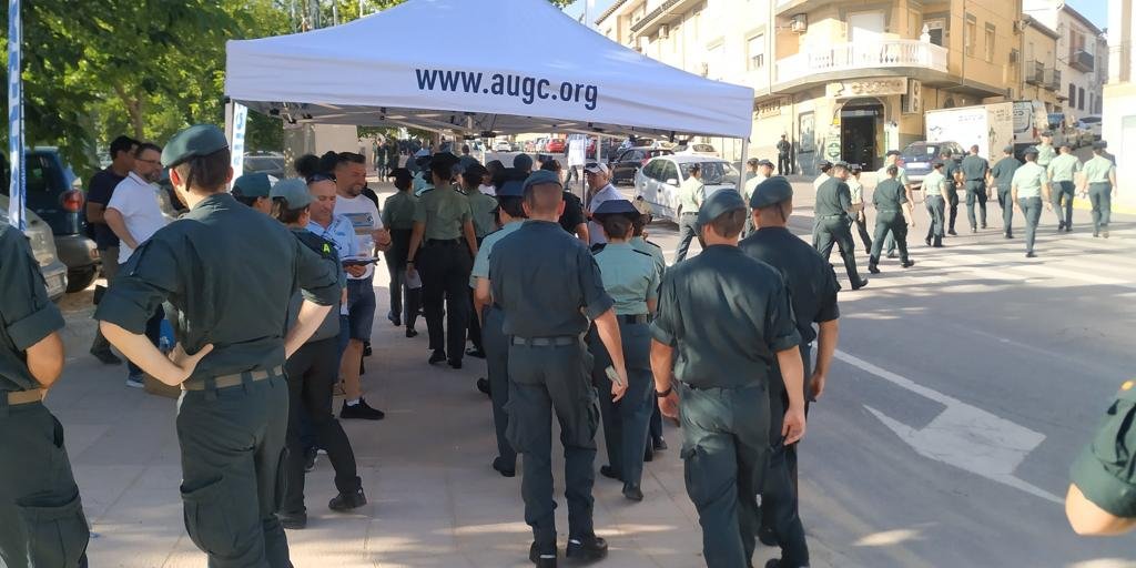 AUGC_Comunica's tweet photo. 🎓 HOY estamos en la Academia de Baeza.

Si eres alumno, pásate por nuestro stand. Te esperamos con información, obsequios y todo lo que necesitas saber antes de salir a la calle.

💚 El Plan de Acogida AUGC:

✅ Asesoramiento jurídico desde el primer día
✅ Compañeros en todas las provincias
✅ La asociación que trabaja por tus derechos

🤝 No venimos solo a presentarnos. Venimos a acompañarte. 

#AUGC #GuardiaCivil #AcademiaDeBaeza #PlanDeAcogida