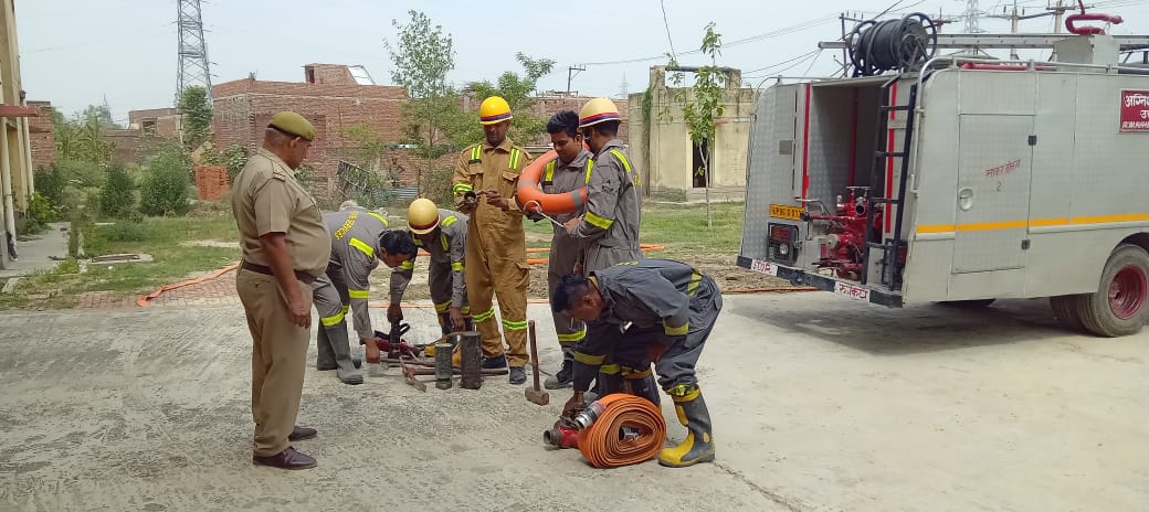 hathrasfire's tweet photo. आज जनपद हाथरस के सभी फायर स्टेशनों पर सप्ताहिक ड्रिल के क्रम में फायर/रेस्क्यू उपकरणों के रख-रखाव एवं संचालन का अभ्यास कराया गया। https://t.co/fjkS7ezu8E