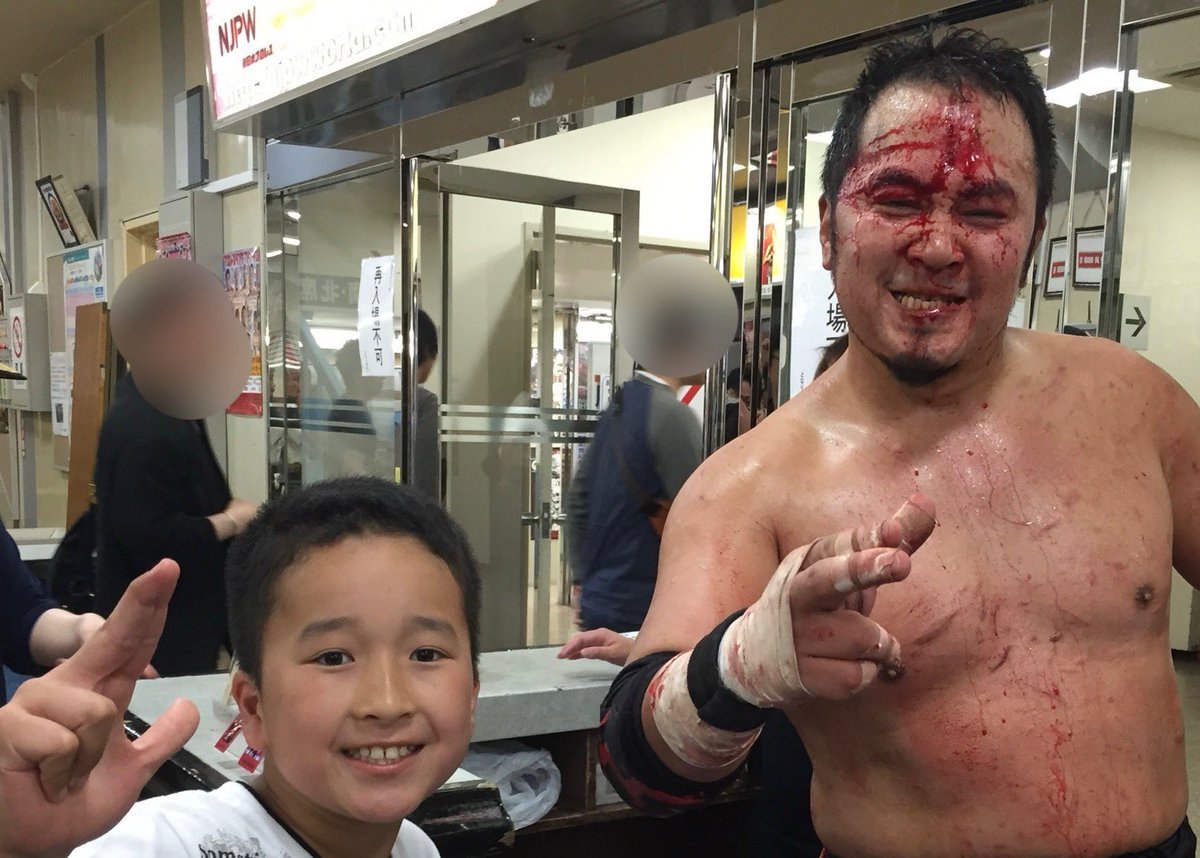 sekimoryuma's tweet photo. 数年前、ダムズの祭典で貴さんはプロレスラーか進学しようか迷ってる自分の相談を真摯に向き合って答えてくれた。
ダムズで待ってるよと言われたけど…自分なりに沢山考えて今になる。
少し引っかかる気持ちもあった。
だけど巡り巡ってダムズのリングで闘えることに胸が熱くなる。
#pw_freedoms
#bjw https://t.co/k32h313Kq6