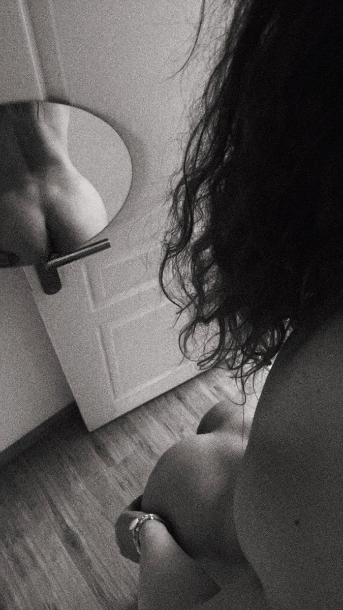 _mlle__horny's tweet photo. Un #mardimiroir qui n’attend que toi. 

Belle journée à toi X. 🖤 https://t.co/0x7BksfU2K