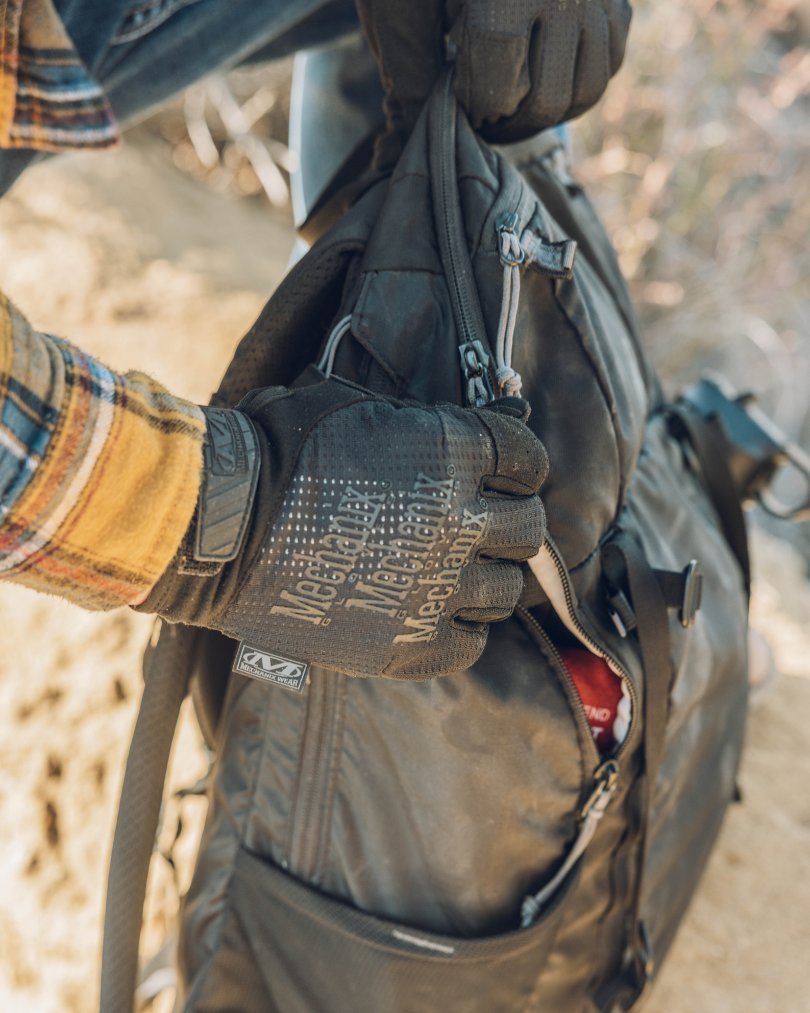 Mechanix_JP's tweet photo. 「タクティカル スペシャルティ ベンティ」は、夏の作業やアウトドアアクティビティのために開発された高通気グローブです。手が蒸れる。汗で滑る。暑さで集中力が続かない。そんな夏特有のストレスを軽減するため、グローブ全体に優れた通気性能を備えています。
軽量メッシュ素材とパーフォレイテッド加工により、熱気を効率よく逃がしながら空気を循環。
真夏の屋外作業や炎天下でのアクティビティでも快適な装着感を維持します。
建設現場や設備メンテナンス、電気工事、空調設備の点検、倉庫作業など、細かな作業が求められる仕事で、素手に近い優れた操作性を提供。スマートフォンやタブレットの操作もグローブを外すことなく行えます。

詳細はプロフィールまたは下記のURLから👆👇
https://t.co/4MvqJmQKav
——
Share your own images with us by tagging @mechanixwear_jp
あなたの写真を @mechanixwear_jp をタグ付けしてシェアしてください！

#メカニクスウェア #MechanixWear #メカニクスグローブ #ワークグローブ #ハードワークギア #プロ仕様グローブ #タクティカルギア #アウトドアギア #キャンプグローブ #バイクグローブ #ライディングギア #DIYツール #工具 #ツールボックス
#タクティカルグローブ #作業手袋 #安全対策 #グローブのある生活