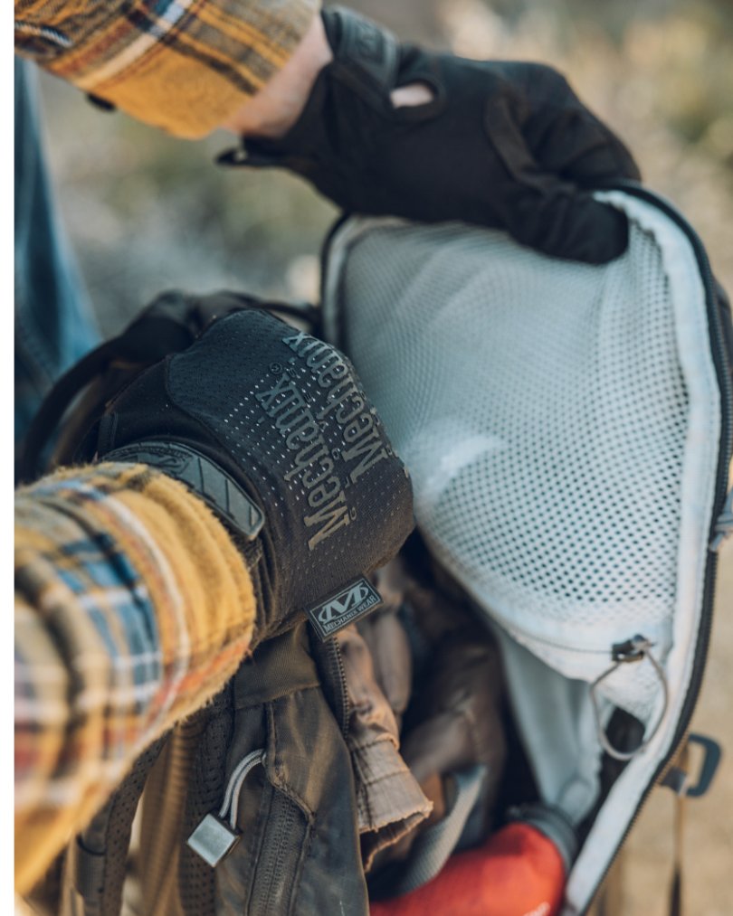 Mechanix_JP's tweet photo. 「タクティカル スペシャルティ ベンティ」は、夏の作業やアウトドアアクティビティのために開発された高通気グローブです。手が蒸れる。汗で滑る。暑さで集中力が続かない。そんな夏特有のストレスを軽減するため、グローブ全体に優れた通気性能を備えています。
軽量メッシュ素材とパーフォレイテッド加工により、熱気を効率よく逃がしながら空気を循環。
真夏の屋外作業や炎天下でのアクティビティでも快適な装着感を維持します。
建設現場や設備メンテナンス、電気工事、空調設備の点検、倉庫作業など、細かな作業が求められる仕事で、素手に近い優れた操作性を提供。スマートフォンやタブレットの操作もグローブを外すことなく行えます。

詳細はプロフィールまたは下記のURLから👆👇
https://t.co/4MvqJmQKav
——
Share your own images with us by tagging @mechanixwear_jp
あなたの写真を @mechanixwear_jp をタグ付けしてシェアしてください！

#メカニクスウェア #MechanixWear #メカニクスグローブ #ワークグローブ #ハードワークギア #プロ仕様グローブ #タクティカルギア #アウトドアギア #キャンプグローブ #バイクグローブ #ライディングギア #DIYツール #工具 #ツールボックス
#タクティカルグローブ #作業手袋 #安全対策 #グローブのある生活
