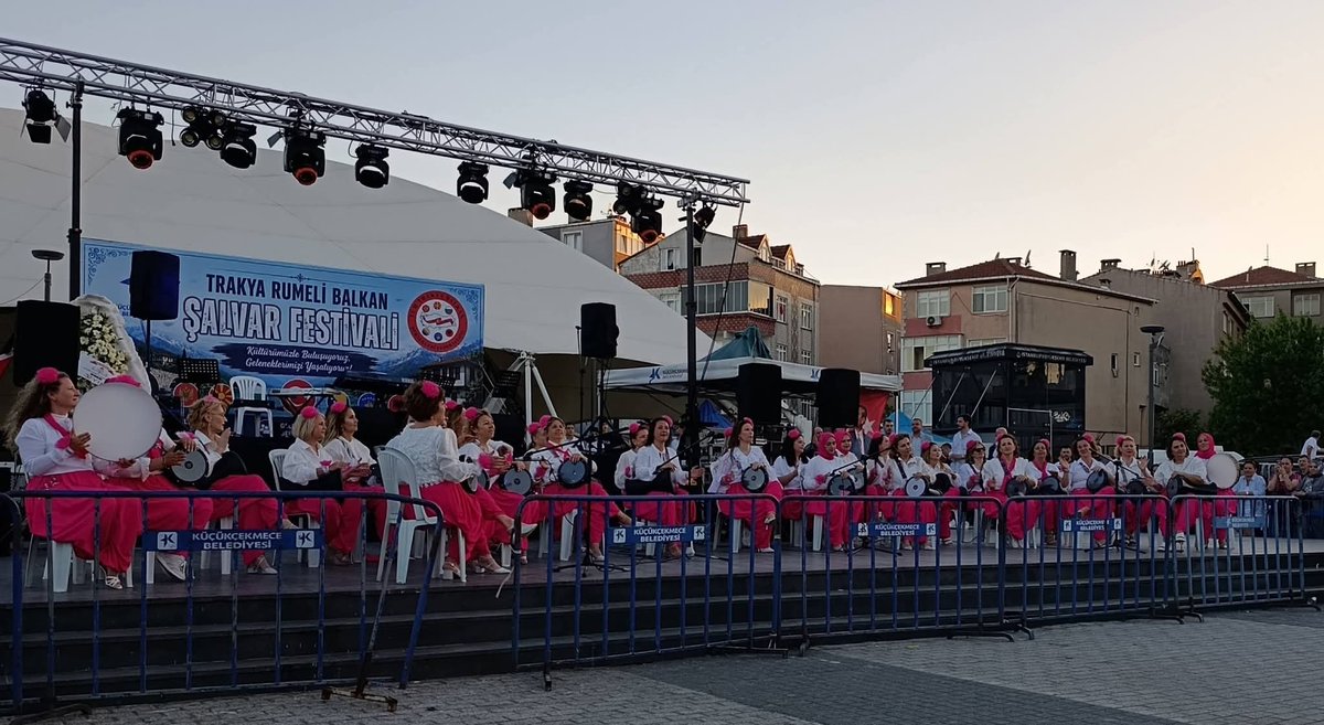 rumelivakfi's tweet photo. Tüm Trakya Balkan Dernekleri Federasyonu tarafından düzenlenen “Şalvar Festivali” programı, Rumeli Türkleri Vakfı Yönetim Kurulu Başkanımız Sayın Fuat Dönmez, Yönetim Kurulu Üyelerimiz,camiamızın STK ları ve hemşehrilerimizin yoğun katılım ve coşkusuyla gerçekleştirildi. https://t.co/OpGvy1XTDR