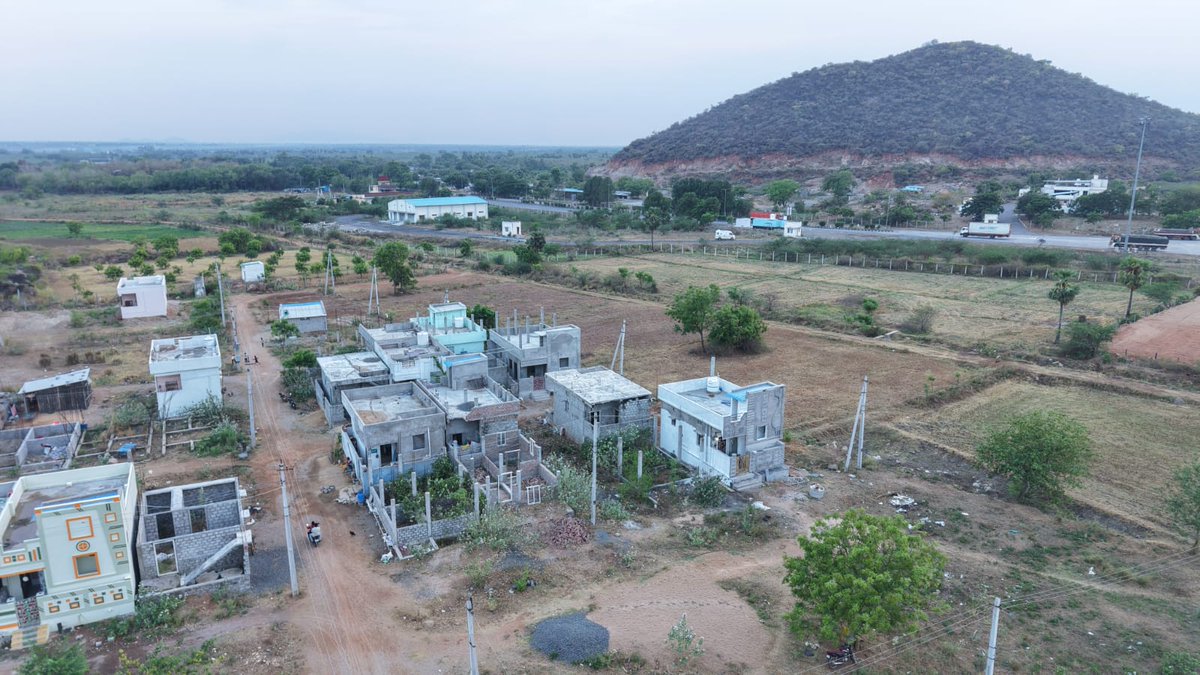BapatlaPolice's tweet photo. 🚁 నేర నియంత్రణే లక్ష్యం 🚓
➡️జిల్లా ఎస్పీ శ్రీ బి. ఉమామహేశ్వర్ ఐపీఎస్ గారి  పర్యవేక్షణ లో జిల్లా పోలీస్ అధికారులు జిల్లా వ్యాప్తంగా క్రైమ్ ప్రోన్ ఏరియాలపై డ్రోన్ కెమెరాలతో నిరంతర నిఘా ఏర్పాటు చేయడం జరిగింది.
@APPOLICE100 https://t.co/BfhhrHhbjM