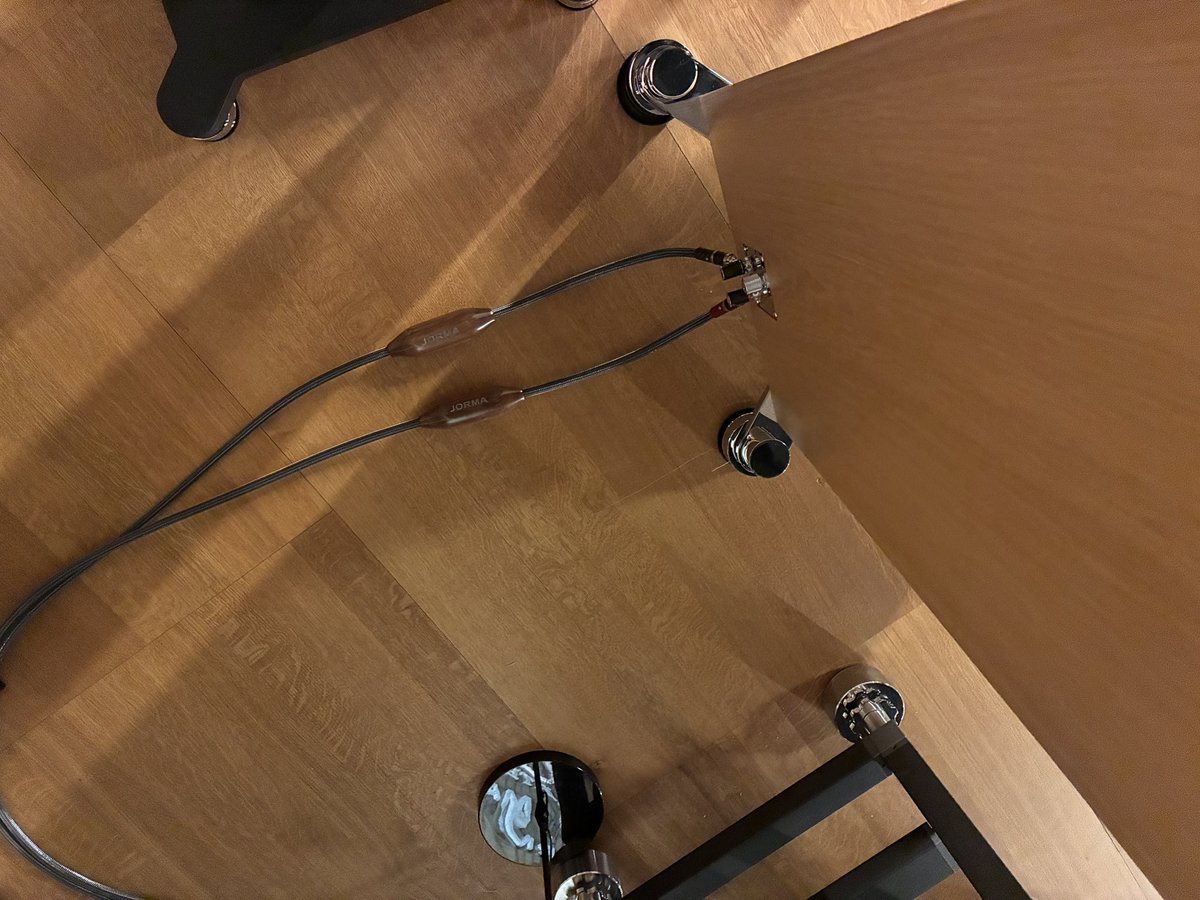 cs_field's tweet photo. HIGH END VIENNA 2026
華やかなシステムの裏側。
そこに広がっていたのは、ヨルマの世界でした。
見えない場所にも、美しさがある。
#jormadesign https://t.co/Yhy9mZZX1s