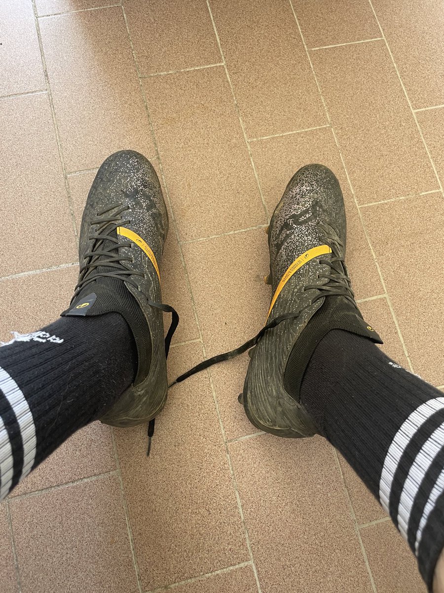 GridironFeet's tweet photo. Comincia a fare seriamente caldo. Questi scarpini ormai sono quasi arrivati alla fine. Chi li vuole piantati nella schiena?
#malefeet #gymfeet #sweatyfeet #usedsocks #sweatysocks #footfetish #feetworship #stinkyfeet  #cleats #footdom #findom #paypig https://t.co/nXqfBkYizQ