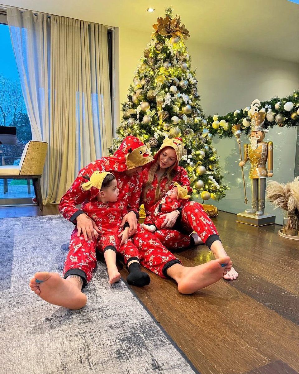 08_demy's tweet photo. 周末带娃解锁“石头画”新玩法，你涂颜色我摆造型，指尖蹭得满脸颜料也笑哈哈，原来亲子快乐就这么简单～， https://t.co/BwzixNRe0V
