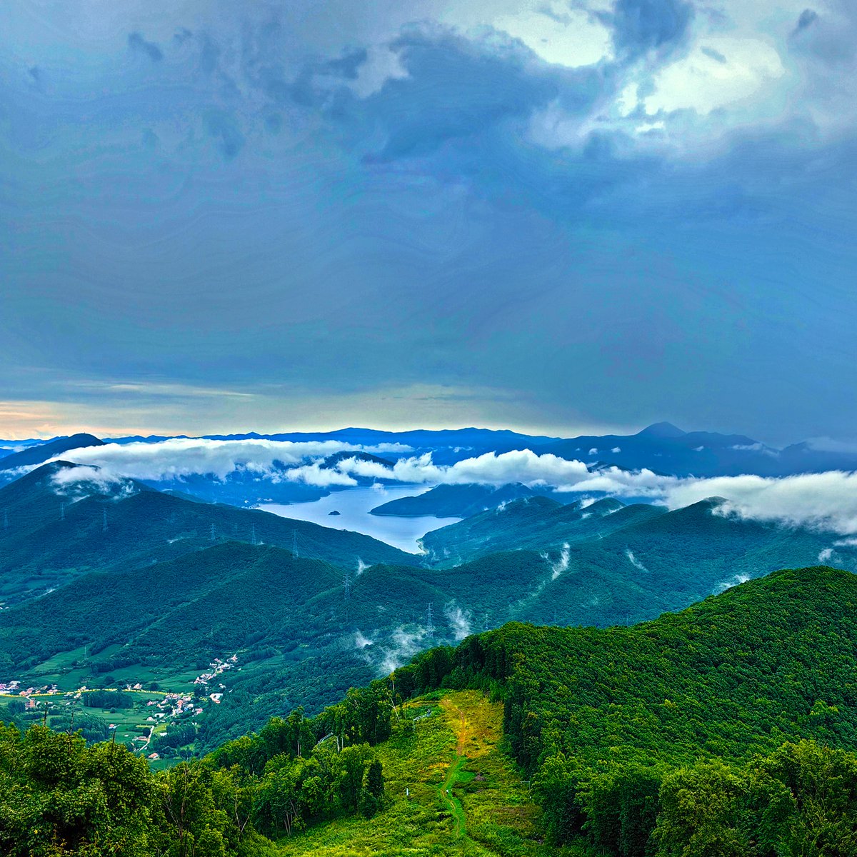 JiLinCityImages's tweet photo. Rain bathes green hills in fresh verdure——Songhua Lake Resort #JilinCity
雨润青山翠——松花湖度假区 https://t.co/0kqu8MedOv