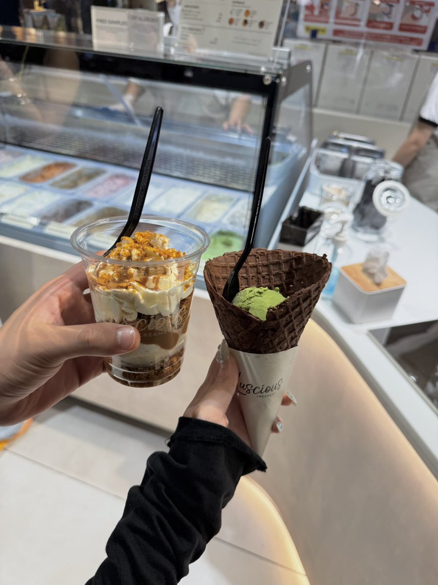 Hamkdy_'s tweet photo. ขอขายร้านไอติมที่รักที่สุดดดด ไม่ overclaim ไม่แพง luscious creamery เนื้อไอติมเหนียว แน่น รสที่มีเบสนมอร่อยมากกกกกกก นัวนวล *ไม่หวาน* ทำถึงทุกรส รส pistachio ใส่มาเต็มเนื้อไอติม รสมัทฉะหอมเข้ม(ชอบกว่าหลายร้านในญป) รส oreo ที่ธรรมดายังทำมาได้อร่อย รสครีเอทเยอะ ตกสกูปละ 100 ต้น พ้มกับแฟนรักมากㅠ ㅠ ของดียเซนเวิล