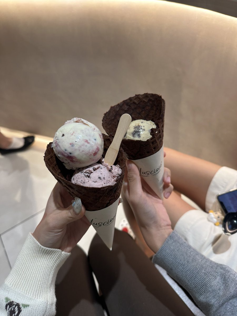 Hamkdy_'s tweet photo. ขอขายร้านไอติมที่รักที่สุดดดด ไม่ overclaim ไม่แพง luscious creamery เนื้อไอติมเหนียว แน่น รสที่มีเบสนมอร่อยมากกกกกกก นัวนวล *ไม่หวาน* ทำถึงทุกรส รส pistachio ใส่มาเต็มเนื้อไอติม รสมัทฉะหอมเข้ม(ชอบกว่าหลายร้านในญป) รส oreo ที่ธรรมดายังทำมาได้อร่อย รสครีเอทเยอะ ตกสกูปละ 100 ต้น พ้มกับแฟนรักมากㅠ ㅠ ของดียเซนเวิล
