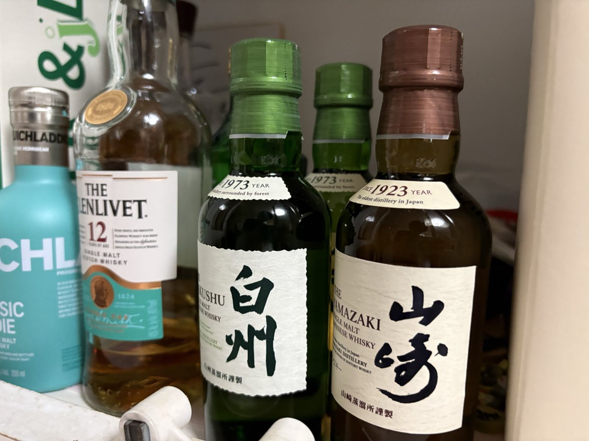 prfprfspinner's tweet photo. 売ってたから買っちゃった
かわいい山崎と白州

ミニボトルとはいえ今の時代、なかなか定価で手に入る機会ないからね… https://t.co/LUsUosCy61