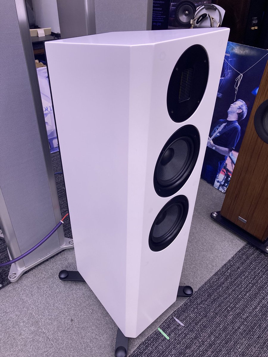 nomuramusen's tweet photo. 期間限定✨

期間限定でScansonic🇩🇰のフロアスタンド型スピーカー「M20.2」をご試聴いただけます

リボン型ツィーターにリア・パッシブラジエーターを採用したスピーカーです
とても素直な音���できれいに空間を再現してくれます

ぜひ皆様ご試聴ください😊

#ノムラ無線 #大須 https://t.co/oQIk3ITKg0