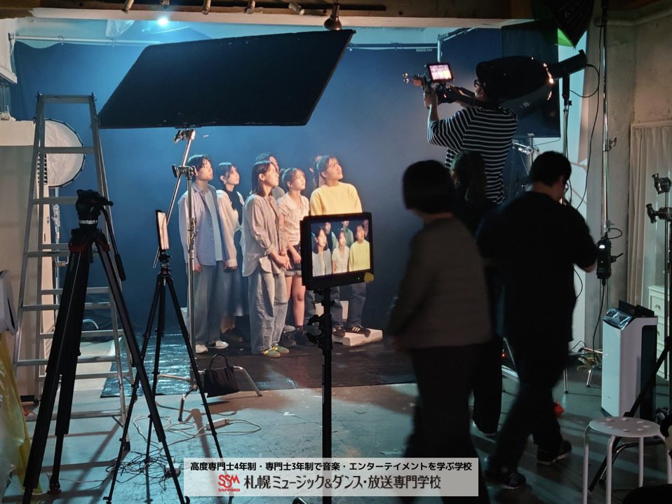 sbassm's tweet photo. 真駒内花火大会TVCM 撮影風景📸

『T×TGARAGE 第14回真駒内花火大会』のテレビCMに、
アクター系専攻の学生がキャストとして出演中📺‼️
公式YouTubeにも公開されています👀

是非チェックしてみてください🤲🏻
https://t.co/vXAJbBXRHs

#札幌ミュージック #SSM札幌 
#学生生活 #アクター #俳優 https://t.co/dnKNrfZTu7