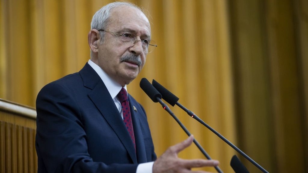 cumhuriyetgzt1's tweet photo. 🔴 Kılıçdaroğlu'nun kararının perde arkasında ne var? 

👥 Özgür Özel ve Kılıçdaroğlu tarafları Meclis'e yurttaşları çağrırken Özel'in çağrısıyla 5 bine yakın kişinin; Kılıçdaroğlu'nun çağrısıyla ise 200 kişinin Meclis'e geldiği iddia edildi.

🗣️ Kılıçdaroğlu'nun vazgeçme kararında sayının azlığı ve taraftarlarının Meclis'e girmekte çekeceği zorluğun etkili olduğu öğrenildi.
https://t.co/jt7mC1Q6Q7